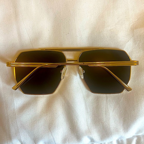 Retro Inspired Oversized Square Aviator Sunglasses - Picture 4 of 4